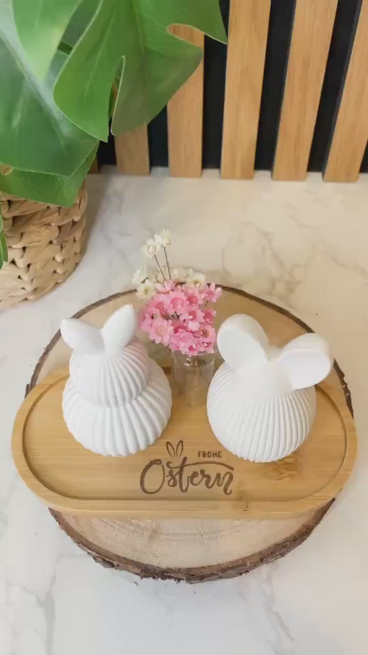 Osterset „Frohe Ostern“ – 2 Osterhasen mit Trockenblumen & graviertem Tablett | Handgegossen aus Raysin / Ostergeschenk / Osterdeko