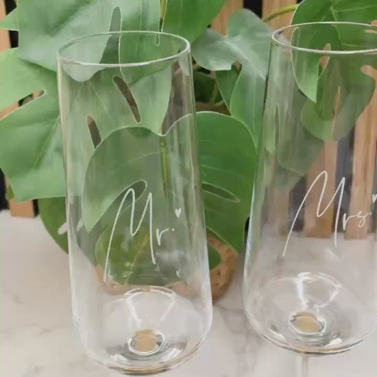 Personalisierte Sektgläser „Mr & Mrs“ – Graviert | Hochzeitsgeschenk mit optionalem Tablett