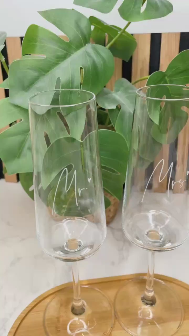 Personalisierte Sektgläser „Mr & Mrs“ – Graviert | Hochzeitsgeschenk mit optionalem Tablett