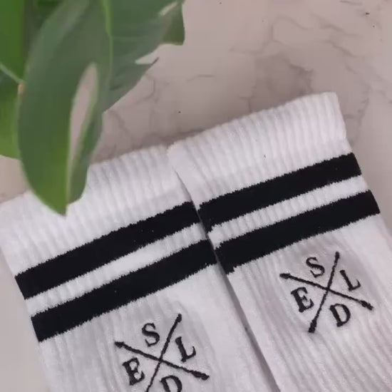 Personalisierte Socken mit Familienmonogramm – bestickt & individuell