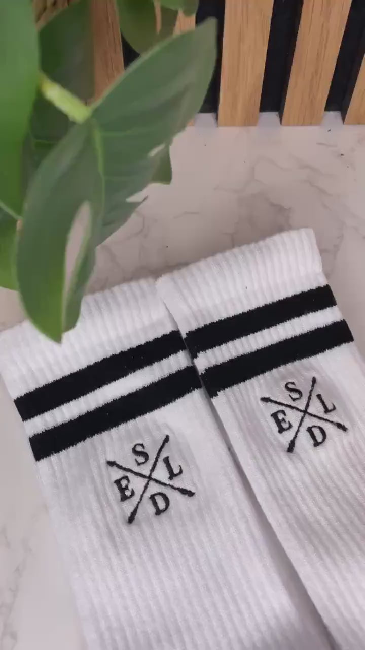 Personalisierte Socken mit Familienmonogramm – bestickt & individuell