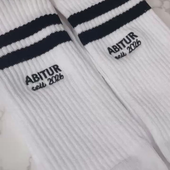 Abitur Socken 2026 – Cooles Geschenk zum bestandenen Abitur | Tennissocken mit schwarzen Streifen | Abi Geschenk | Abschlussgeschenk