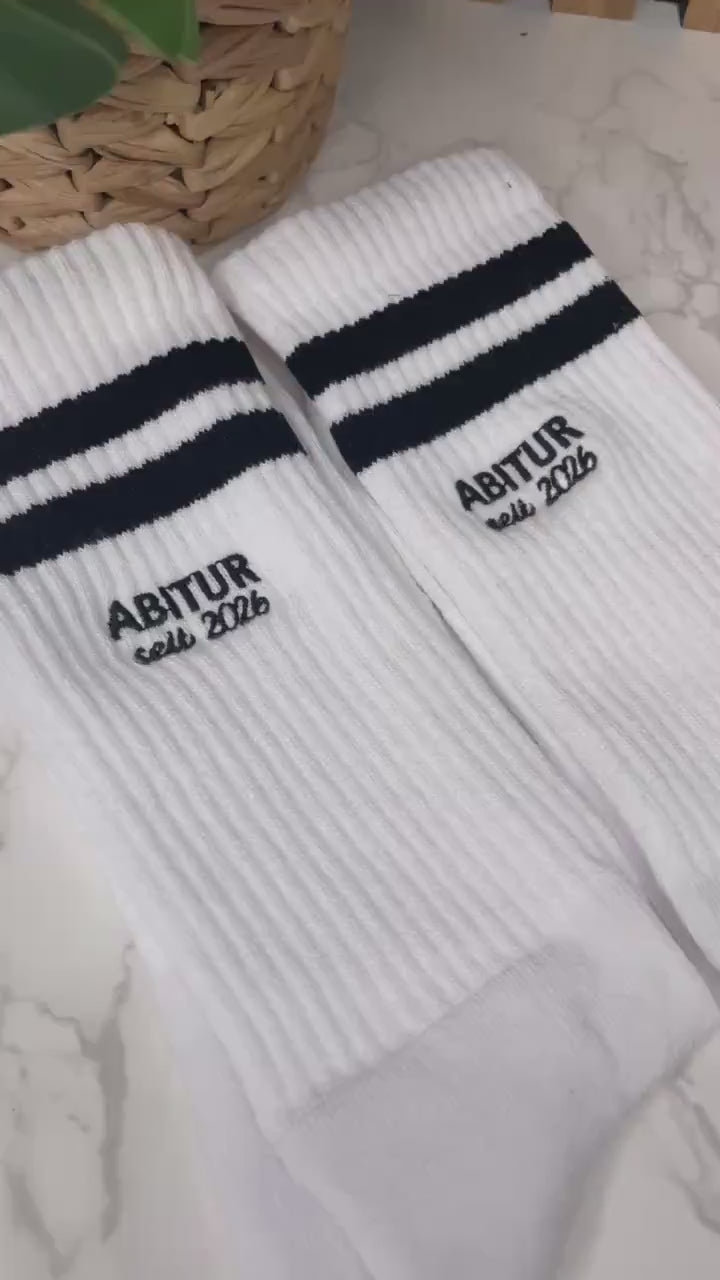 Abitur Socken 2026 – Cooles Geschenk zum bestandenen Abitur | Tennissocken mit schwarzen Streifen | Abi Geschenk | Abschlussgeschenk