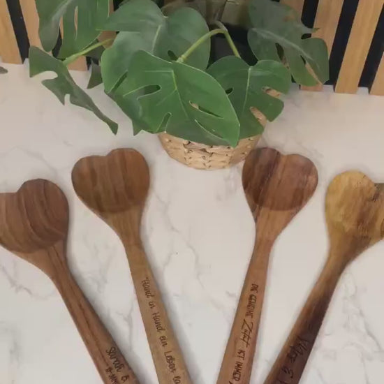 Personalisiertes Salatbesteck aus Akazienholz als Hochzeitsgeschenk Mrs & Mr