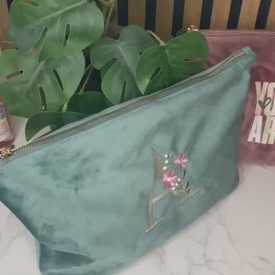 Personalisierte Samttasche – Kosmetiktasche | Accessoire-Tasche | Medikamententasche | bestickt und personalisiert / Geschenk Freundin