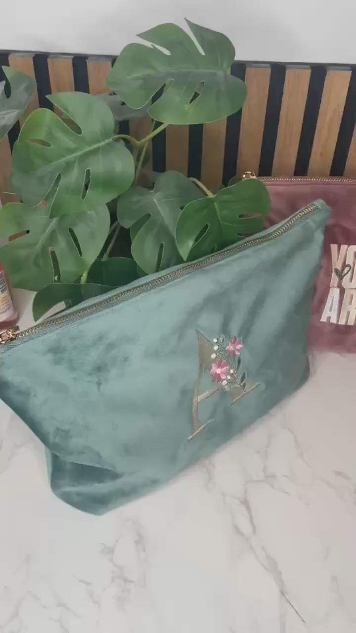 Personalisierte Samttasche – Kosmetiktasche | Accessoire-Tasche | Medikamententasche | bestickt und personalisiert / Geschenk Freundin