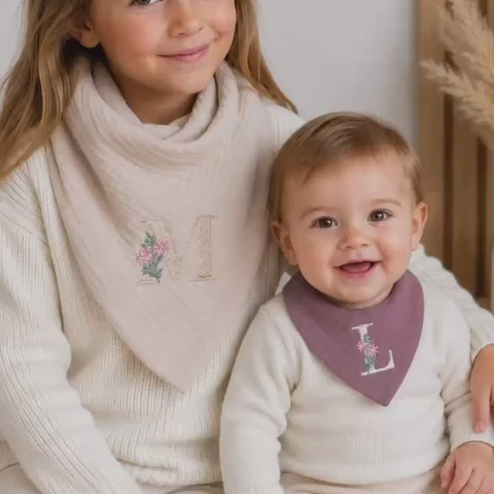 Personalisierte Musselin-Lätzchen & Dreieckstücher mit floralem Monogramm Für Babys und Kinder
