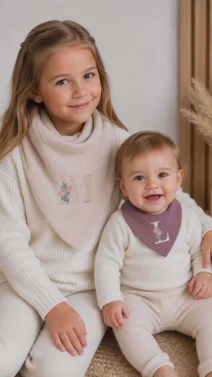 Personalisierte Musselin-Lätzchen & Dreieckstücher mit floralem Monogramm Für Babys und Kinder