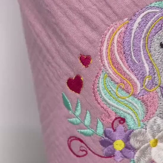 Personalisierte Schultüte aus Musselin mit Volant & Einhorn – handgefertigt | Bestickt mit Name
