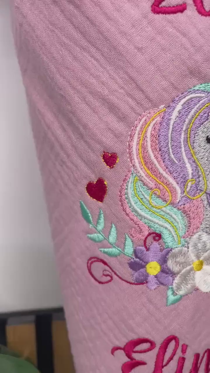 Personalisierte Schultüte aus Musselin mit Volant & Einhorn – handgefertigt | Bestickt mit Name