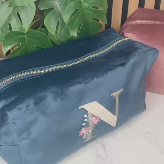 Personalisierte Samt-Kosmetiktasche mit floralem Initial – bestickt | Geschenk für Frauen | Schminktasche | Kulturbeutel