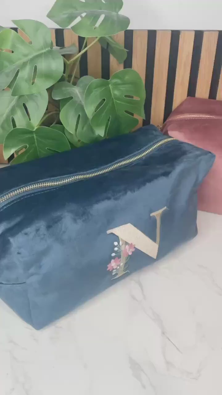 Personalisierte Samt-Kosmetiktasche mit floralem Initial – bestickt | Geschenk für Frauen | Schminktasche | Kulturbeutel
