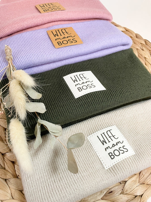 Hipster Beanie Unisex Wintermütze mit tollen Patches "Wife Mom Boss"