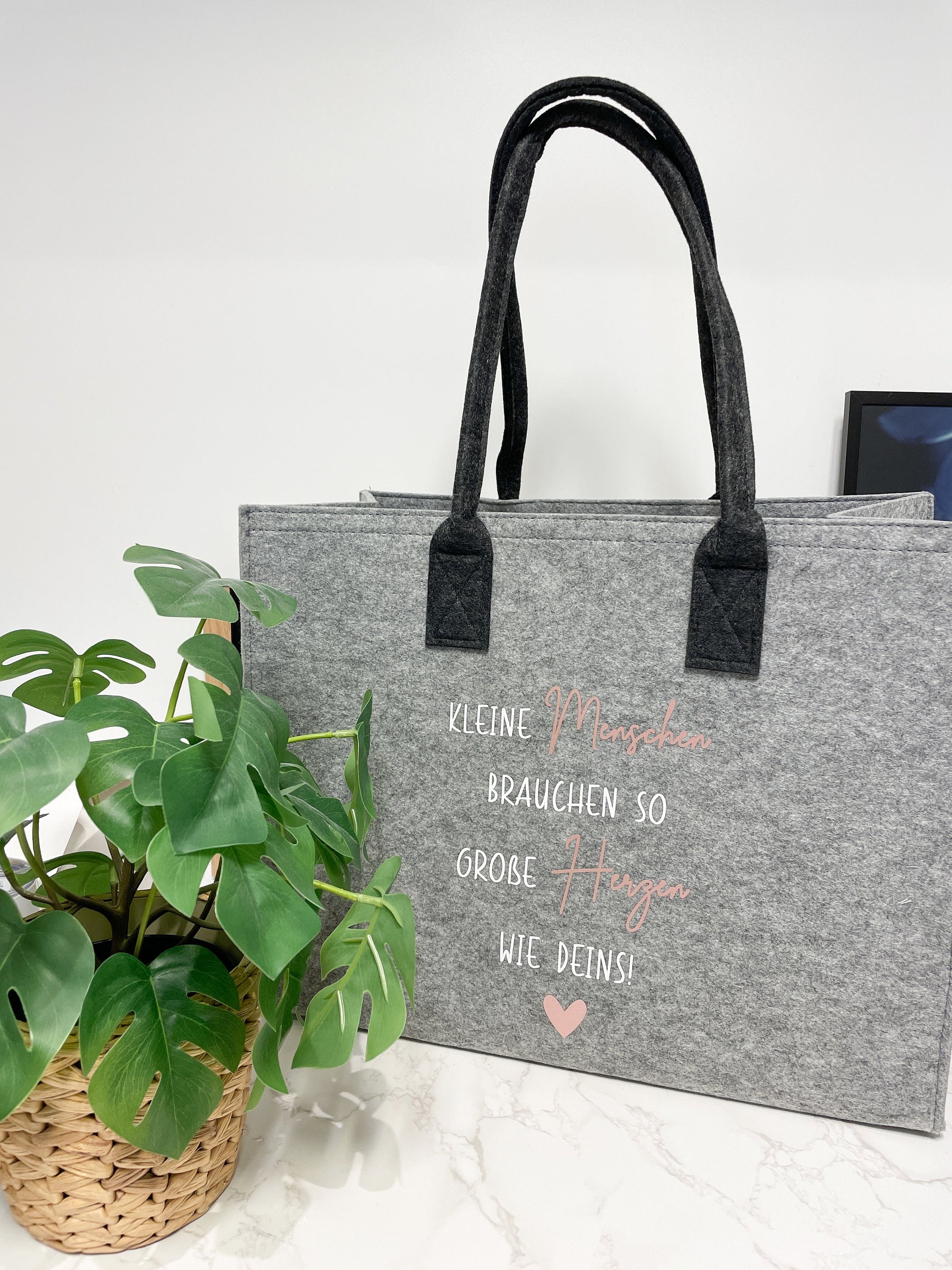 Filzkorb Erzieherin / Geschenk Lehrerin / Kleine Menschen brauchen so große Herzen wie deins